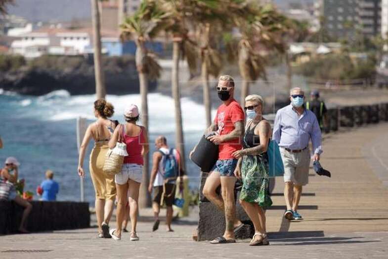Imagen de archivo de turistas una playa de la localidad de Las Caletillas, en el municipio tinerfeño de Candelaria (Foto EFE / Ramón de la Rocha)